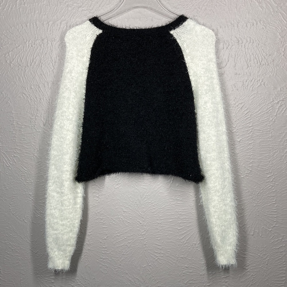 Planet Gold Black & White Long Sleeve Crop Fuzzy Sweater Women's Size Me… - Picture 6 of 6